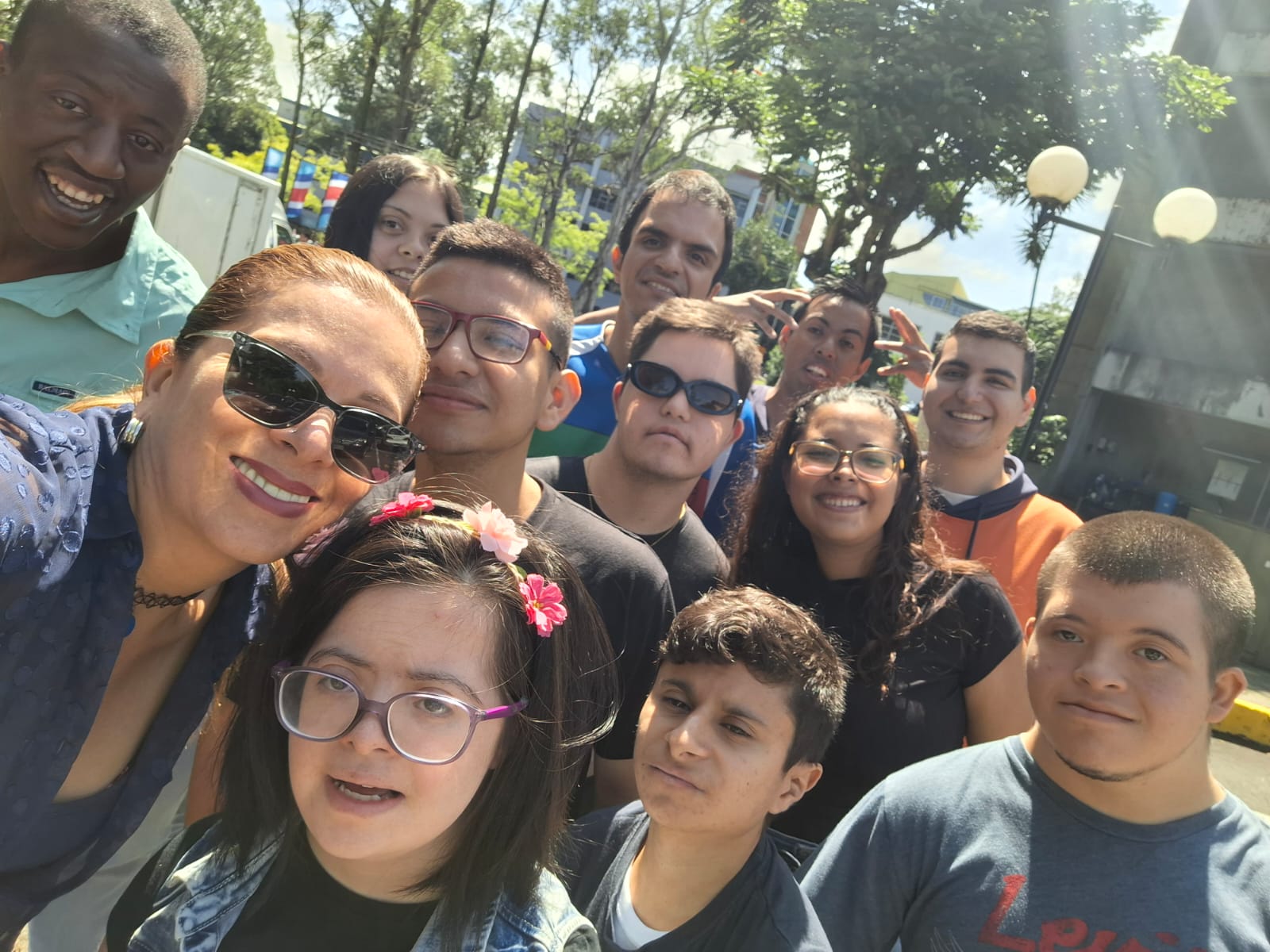 profesora con estudiantes